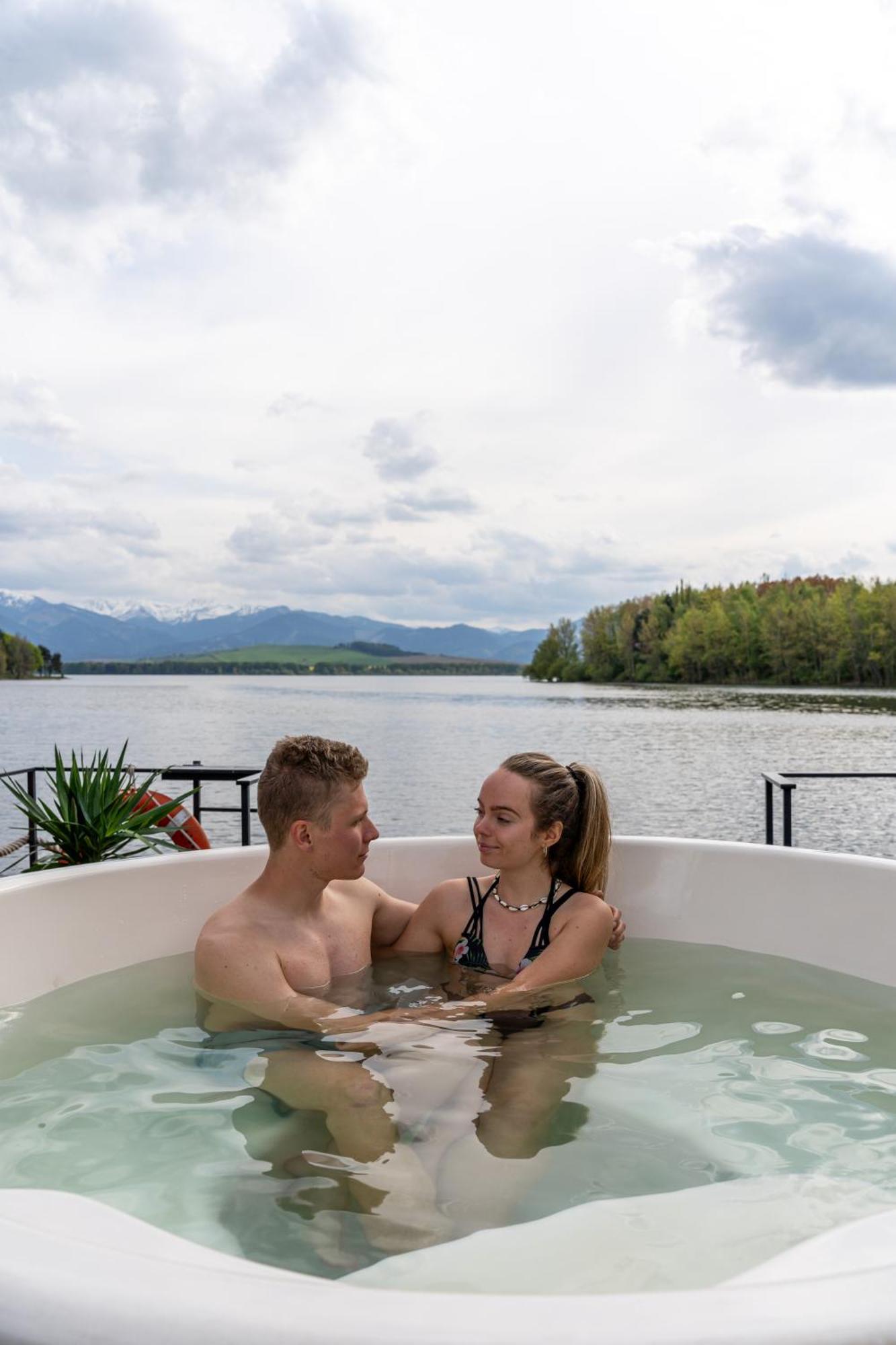 Aquachill Houseboat & Wellness Hotel Liptovský Trnovec Екстериор снимка